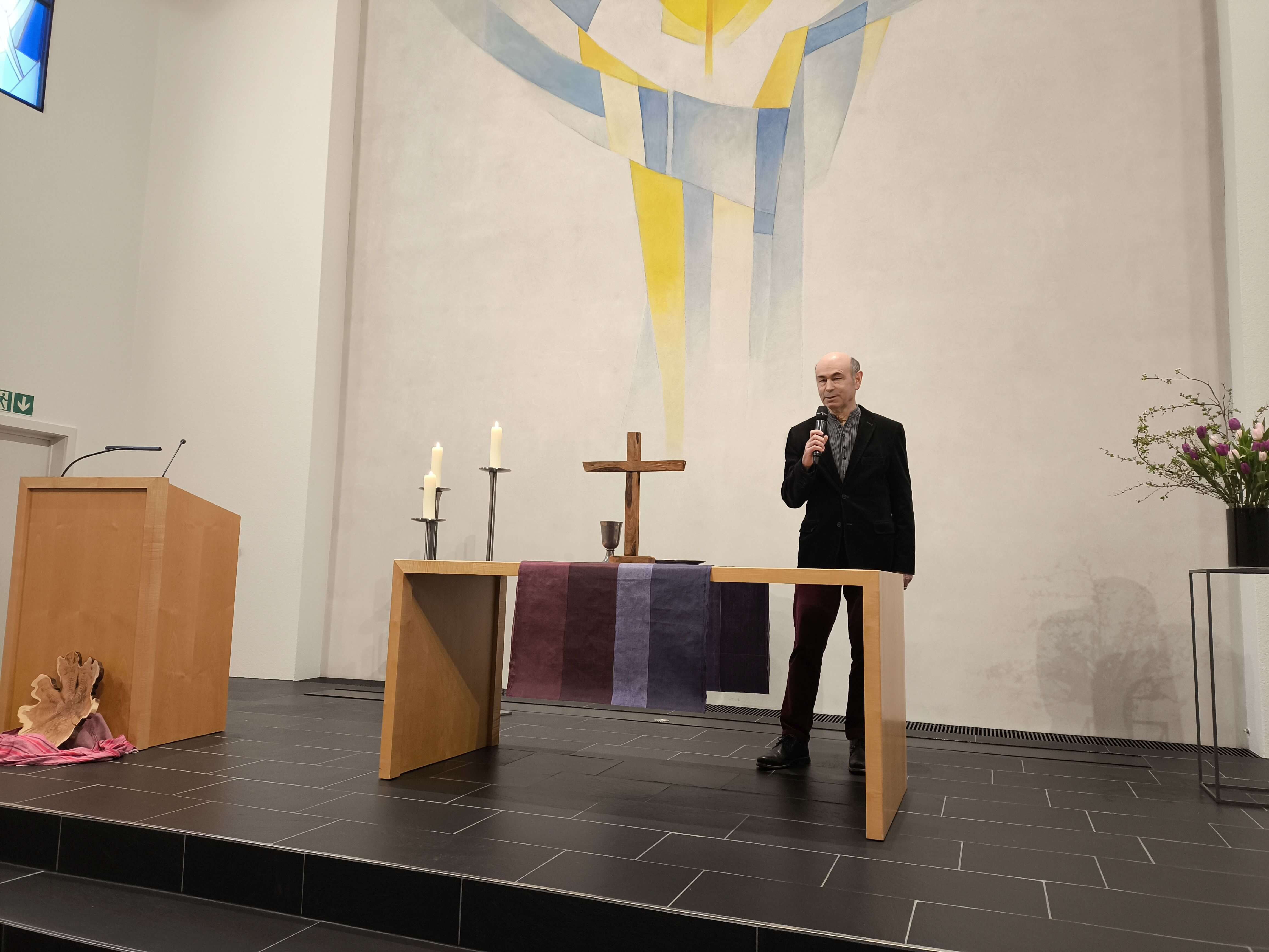 Walter Meili in der Kapelle